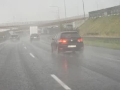 Błąd kierowców w deszczu. Na pewno widziałeś nie raz takie auto