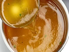 Dodaję łyżeczkę do rosołu. Zupa nabiera wyrazistego smaku i przepięknego koloru