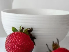 Ta miska robi klimat letniego śniadania za grosze. Sinsay ma perełkę, Lidl podobne modele