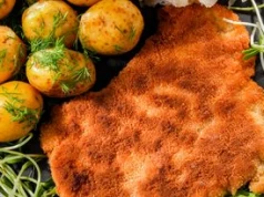 Mielę i delikatnie mieszam z bułką tartą. Taka panierka jest złocista i chrupie aż miło
