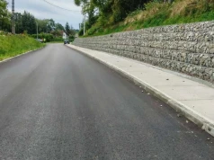 Droga w Brzyściu rozbudowana. Wykonano jezdnię, chodnik i odwodnienie