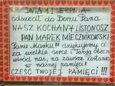 Mieszkańcy Żoliborza żegnają swojego uwielbianego listonosza. "Pan Marek zmarł z powodu ciężkiej choroby"