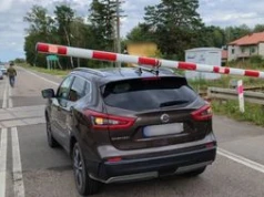 Wjechała na tory na czerwonym. O krok od tragedii na przejeździe