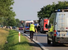 Poddębice: Groźny wypadek na krajówce w Łódzkiem. Porsche po zderzeniu z Peugeotem wypadło z drogi i uderzyło w drzewa
