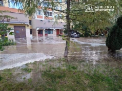 Pęknięta rura na Bielanach. Do utworzonego przez wodę zapadliska, wpadło auto. Zalana ulica oraz klatka schodowa