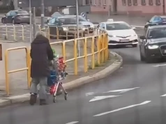 Mężczyzna z wózkiem szedł środkiem ruchliwej ulicy. Chwila nieuwagi mogła zakończyć się tragedią