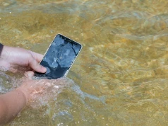 Telefon wpadł do wody. Czy zalany smartfon da się naprawić?