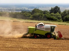 Jedzie kombajn, ale czy musi jechać z pilotem? Rolnicy mają wątpliwości