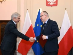 „Nieodpłatny” zespół i setki tysięcy złotych. Stowarzyszenie prawnicze pyta o umowy przewodniczącego