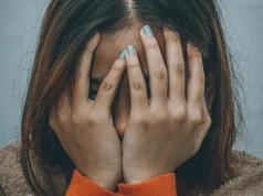 Nastolatki z problemami psychicznymi szukają wsparcia w podobnym gronie. Tak działa "zarażenie emocjonalne"