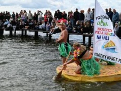 W Kikole pływali "na byle czym". Impreza nad jeziorem przyciągnęła tłumy. Mamy zdjęcia