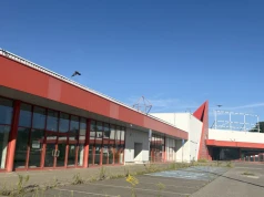 Przez 18 lat działało tu Tesco. Od sześciu lat ogromny obiekt czeka na nowe życie