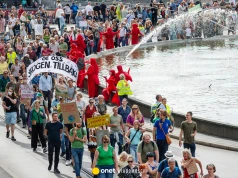 Manifestacja na ulicach Sztokholmu. Wśród demonstrantów była Greta Thunberg