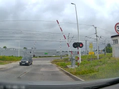 Niebezpieczna sytuacja na przejeździe kolejowym. Nie widać czerwonego światła?