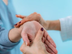 Drętwieje ci dłoń, zwłaszcza w nocy? Niezwłocznie udaj się do neurologa