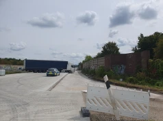 Zestaw z naczepą zawiesił się na remoncie autostrady – głęboki uskok w betonie