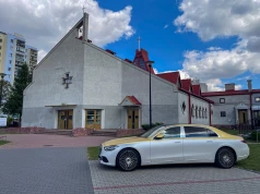 Zobaczyłem Maybacha przed kościołem. Miał kolor papieskiej kremówki