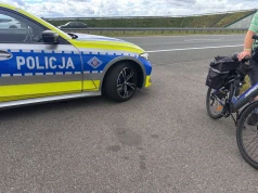 Jechał drogą ekspresową na elektrycznym rowerze