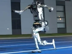 Chiński robot „Superman” szybszy od Usaina Bolta! Test zakończył się widowiskową kraksą