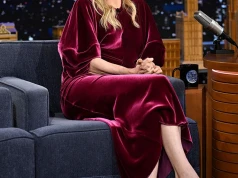 68-letnia Michelle Pfeiffer w aksamitnej stylizacji w odcieniu żurawiny pokazuje, jak nosić najbardziej luksusowy kolor tej jesieni