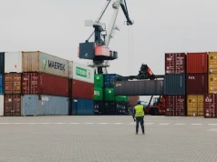 Odprawa celna bez stresu: kiedy wsparcie doradcy celnego realnie oszczędza czas i pieniądze?