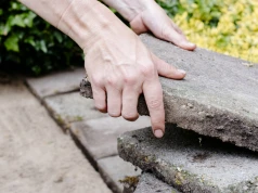 Na potęgę wyrywają betonowe płyty. Usunęli ich miliony, są nawet zawody