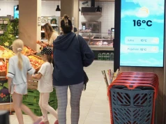 Blisko 48 proc. konsumentów zauważa w sklepach wyświetlane reklamy na ekranach