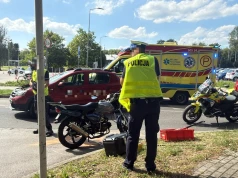 Wypadek na ul. Broniewskiego. Kierowca jednośladu z poważnym urazem nogi