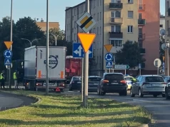 Groźne zdarzenie na rondzie w Ciechanowie. Ucierpiał 18-letni rowerzysta