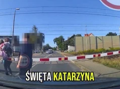 Przeszli z dzieckiem na rękach mimo opuszczonych rogatek. Chwilę później przejechał pociąg