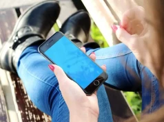 Przyklejasz do telefonu i zaczynasz rozmowę. Resztę robi za ciebie AI
