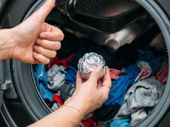 Pranie w pralce kulki z folii aluminiowej. Do czego służy i dlaczego jest zalecane?
