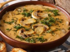 Dolewam dwie łyżeczki do pieczarkowej. Zupa nabiera bardziej leśnego charakteru