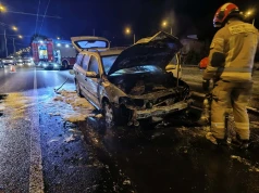 Opel zapalił się w trakcie jazdy. Ogień pojawił się w komorze silnika