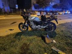 Skręcał na osiedle, nie zauważył nadjeżdżającego motocyklisty. Doprowadził do zderzenia