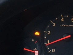 Świeci kontrolka check engine, ale czy na pewno zepsuł się silnik? I kiedy reagować natychmiast, a kiedy na spokojnie?