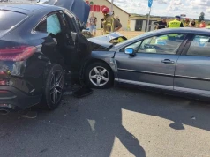 Trzy pojazdy zderzyły się pod Nidzicą. Kobieta trafiła do szpitala