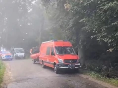 Audi wypadło z drogi i znalazło się w wodzie. Nie żyje kobieta