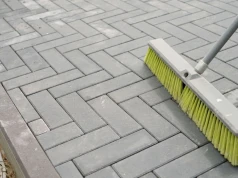 Najlepszy sposób na wyczyszczenie kostki brukowej. Mech i plamy znikają