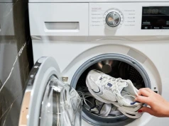 Pierzesz buty w pralce? Zrób to w ten sposób, a się nie zniszczą