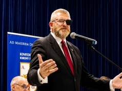 Grzegorz Braun wezwany do krakowskiego IPN. Ma usłyszeć zarzuty za negowanie komór gazowych w Auschwitz