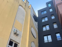 Mural prawie zniknął, choć nikt go nie zamalował. Ściana została zasłonięta przez nową zabudowę