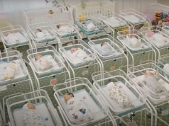 Kontrowersyjna klinika surogacyjna z Kijowa przyjeżdża do Warszawy. "Przykro mi, mamy wyniki DNA, Pani syn został podmieniony"