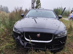 Poranek przywitał kierowców mgłą. Jaguar wypadł z drogi