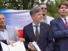 Mieszkańcy i społecznicy posadzili pierwsze krzewy na Skwerze Przyjaźni we Wrocławiu