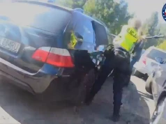 Policyjne nagranie z ratowania dziecka zatrzaśniętego w aucie. Mama sama zadzwoniła po pomoc