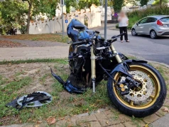W centrum Lublina motocyklista jechał na tylnym kole. Zderzył się z Fordem