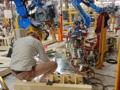 AI i roboty zabiorą pracę w fabrykach? Firmy wydadzą bilion dolarów na automatyzację