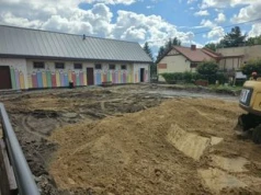Przy Jedynce w Golubiu-Dobrzyniu powstaje boisko sportowe. Uczniowie czekali na nie od dawna