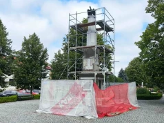 Skuto zniszczone tynki, odnowią też orła i tablicę. Trwa remont pomnika w parku przy Rynku Piłsudskiego